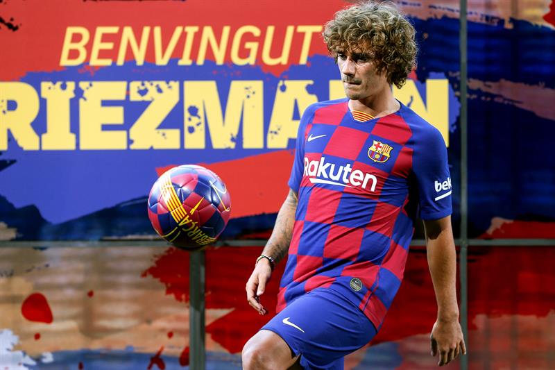 Griezmann domina el balón en su presentación como culé