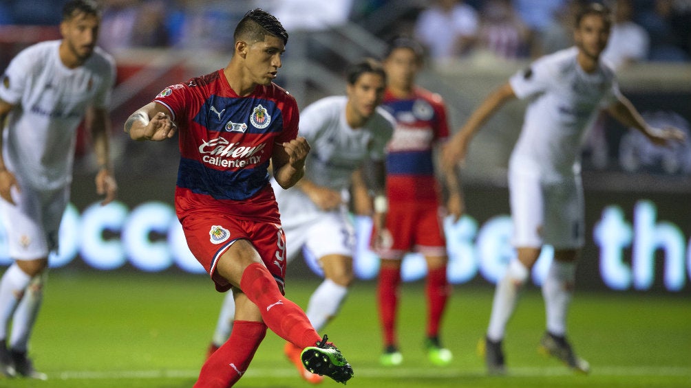 Alan Pulido en el momento en que cobra un penalti vs Fiorentina 