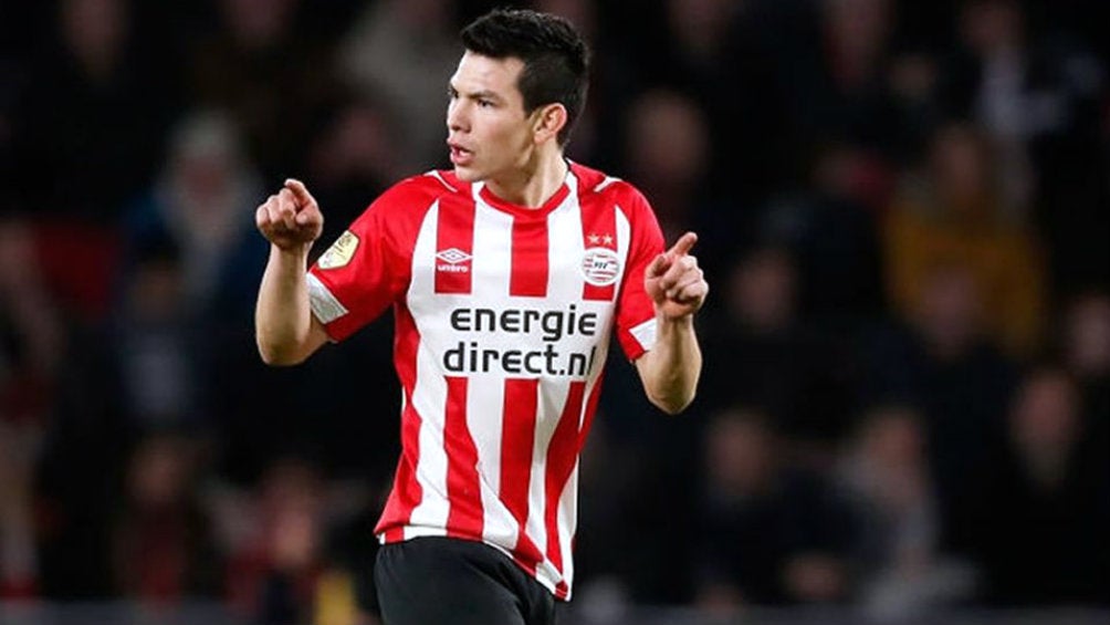 Chucky Lozano durante un partido con el PSV