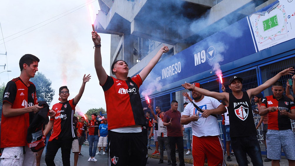 Afición del Atlas en las afueras del Estadio Jalisco