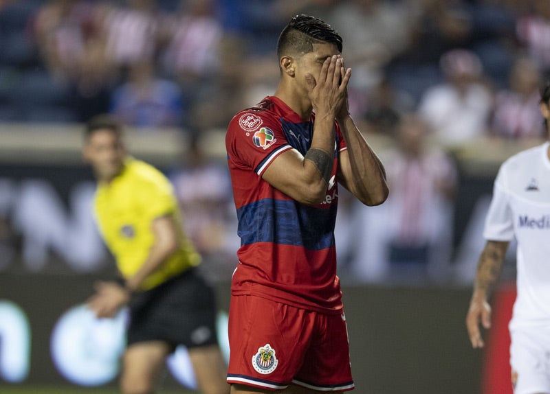 Alan Pulido lamenta la falla de su penalti ante Fiorentina 