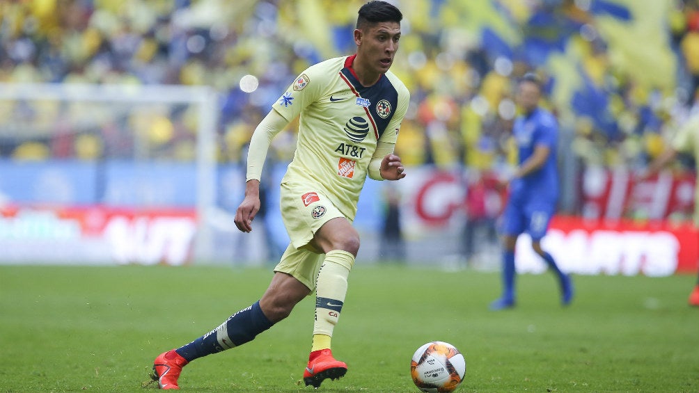 Edson Alvarez durante un partido entre América y Cruz Azul