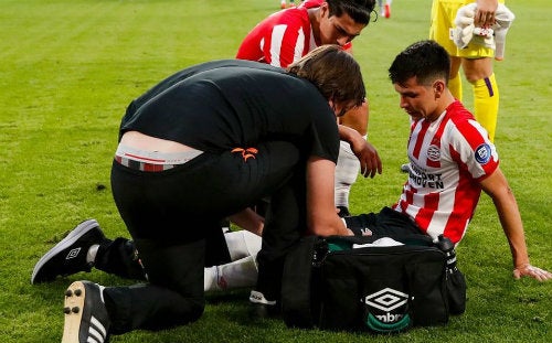 Cuerpo médico atiende una molestia de Chucky Lozano 