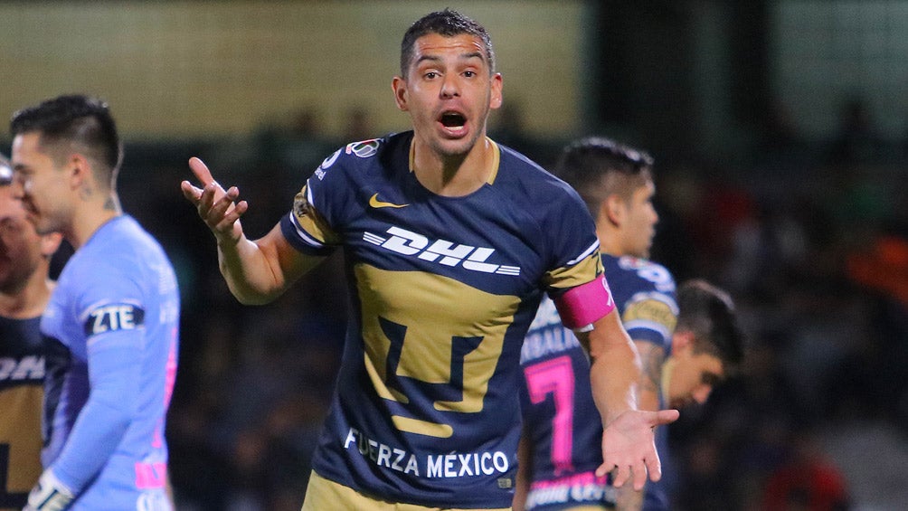 Gerardo Alcoba, durante un duelo con los Pumas 