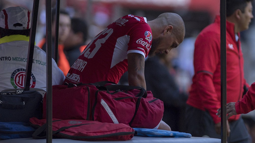 Jonatan Maidana abandona el terreno de juego tras lesión