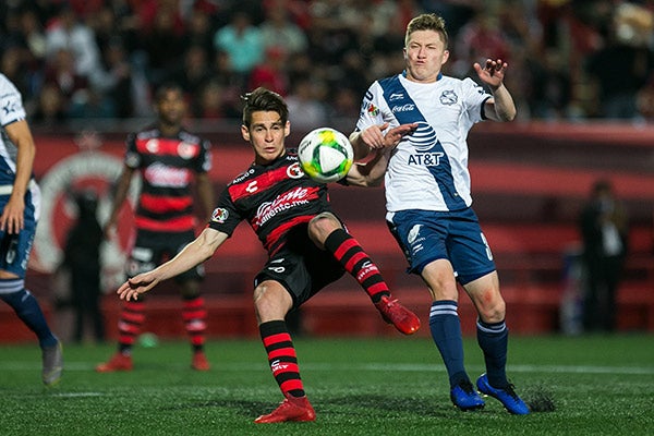 Chumacero disputa balón en juego contra Xolos 