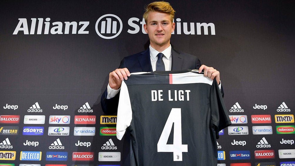 Matthijs De Ligt posa con la camiseta de la Juventus 