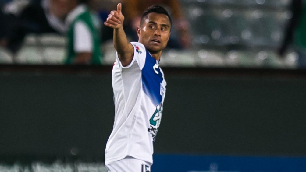 Edwin Hernández, durante un duelo con Pachuca 