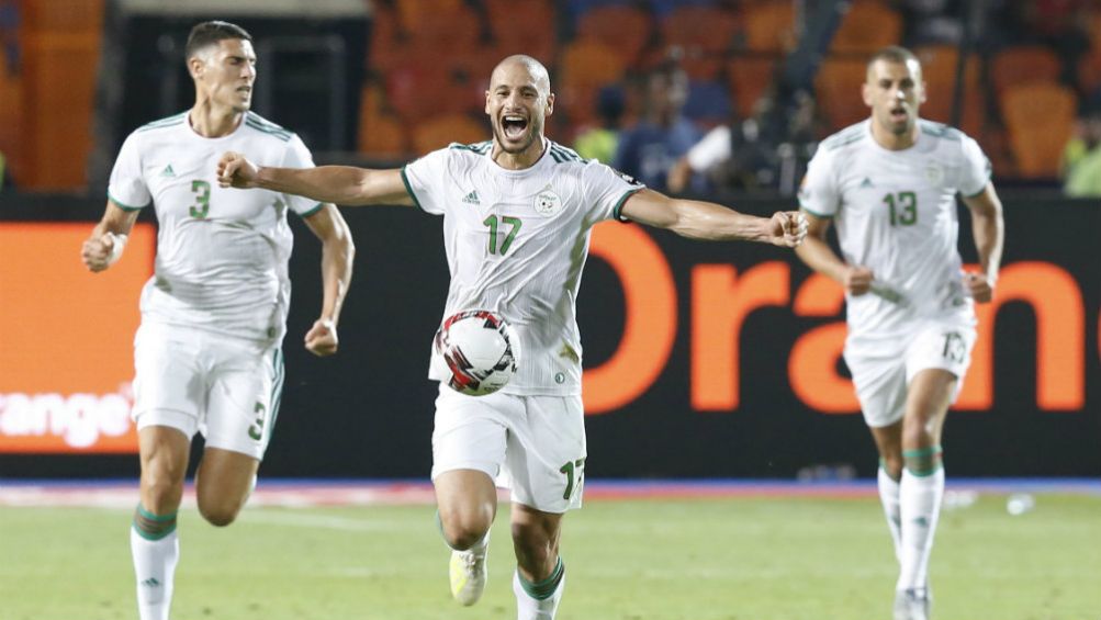 Jugadores de Argelia festejan en la Final de la Copa Africana 