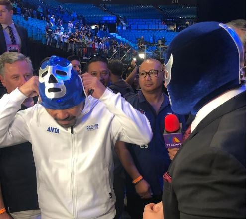 Momento en el que Pacquiao se pone la máscara de Blue Demon 