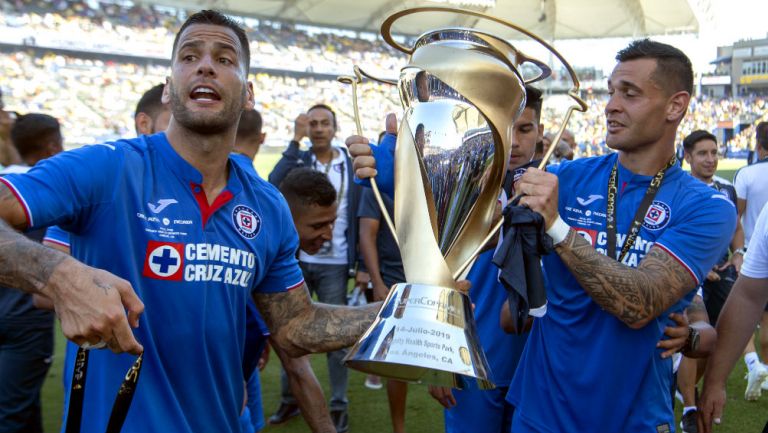 Edgar Méndez y Milton Caraglio celebran con el título de Supercopa MX