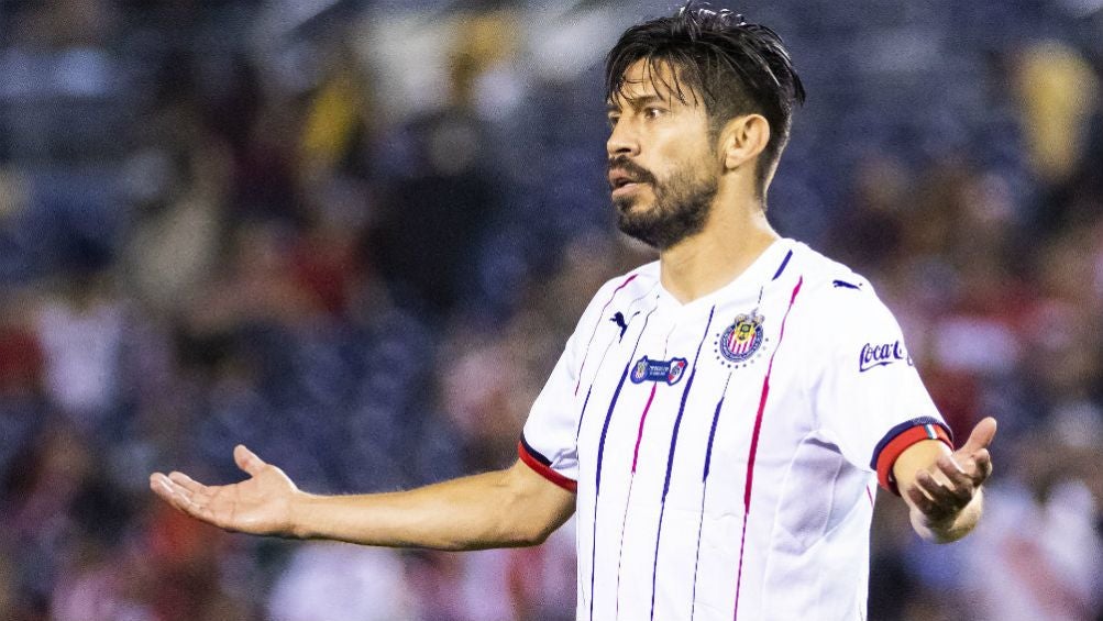 Oribe Peralta se queja en un juego de Chivas