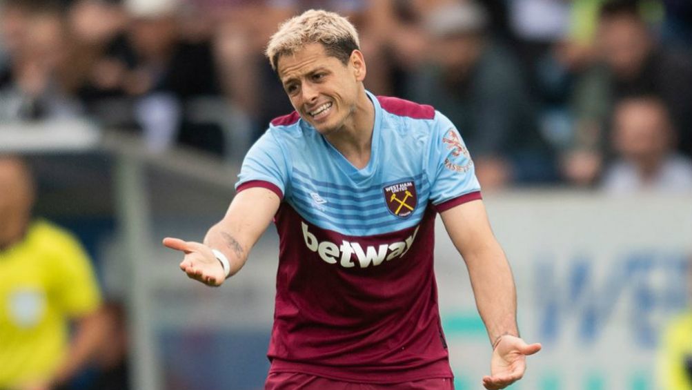 Chicharito durante un juego con el West Ham