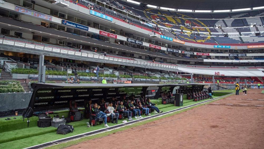 El cambio de lugar de las bancas en el Estadio Azteca 