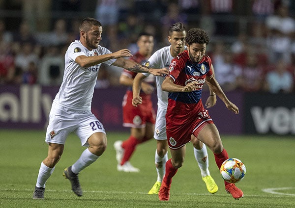 César Huerta conduce en juego contra la Fiorentina