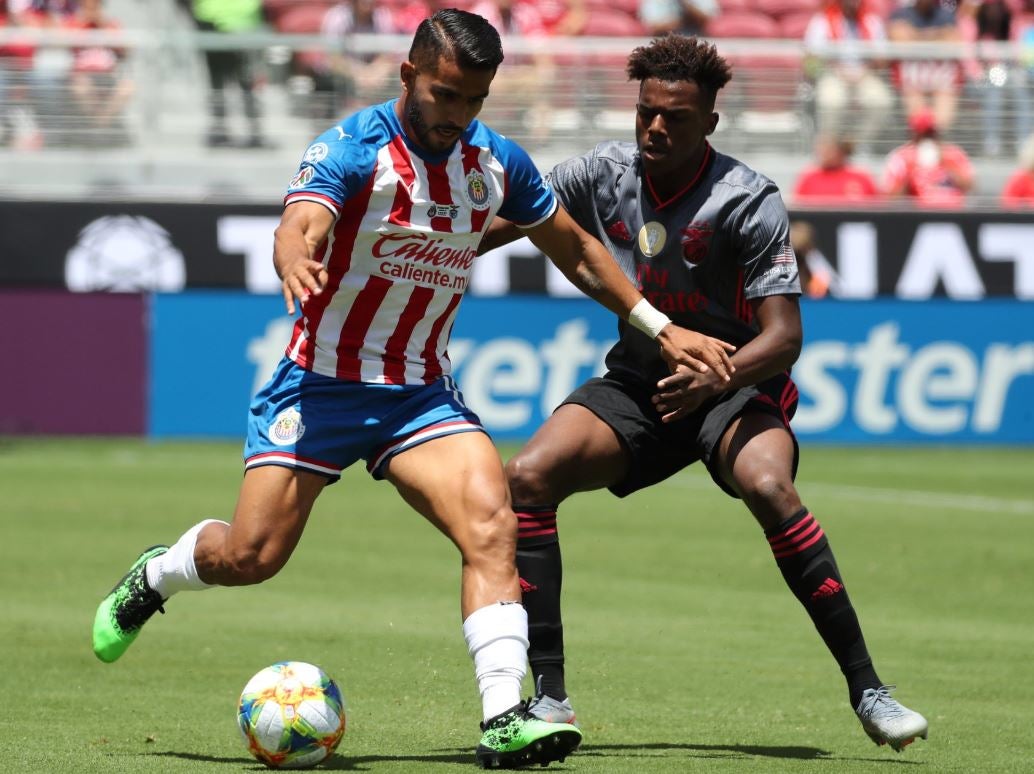 Miguel Ponce se prepara para impactar el balón