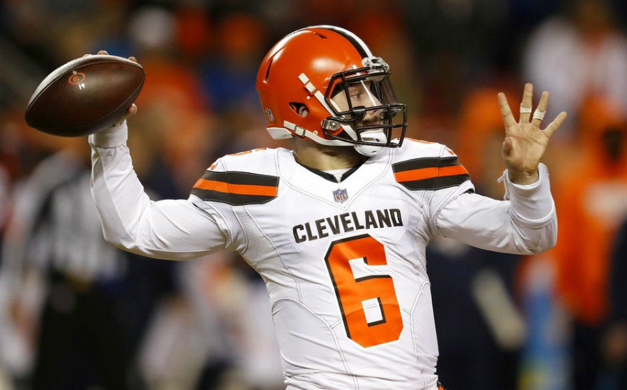 Baker Mayfield lanza el ovoide con los Browns