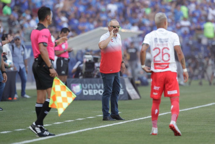 Vázquez da indicaciones a su equipo