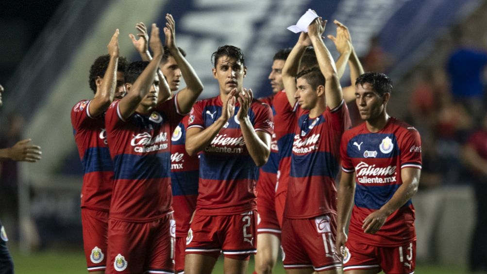 Jugadores de Chivas aplauden tras el juego vs Fiorentina