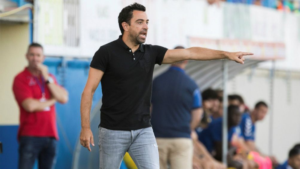 Xavi Hernández lanza una indicación a los jugadores del Al-Saad