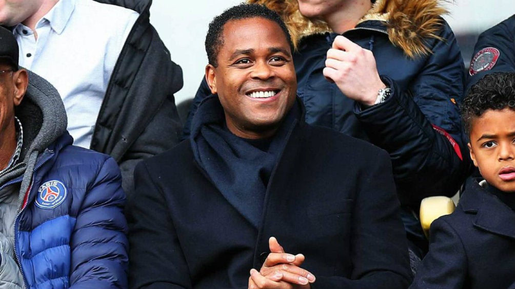 Patrick Kluivert, sonríe desde las gradas del estadio