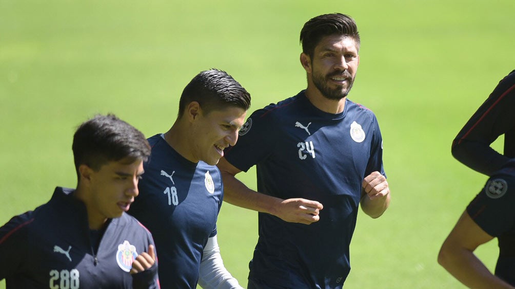 Oribe Peralta en un entrenamiento con Chivas