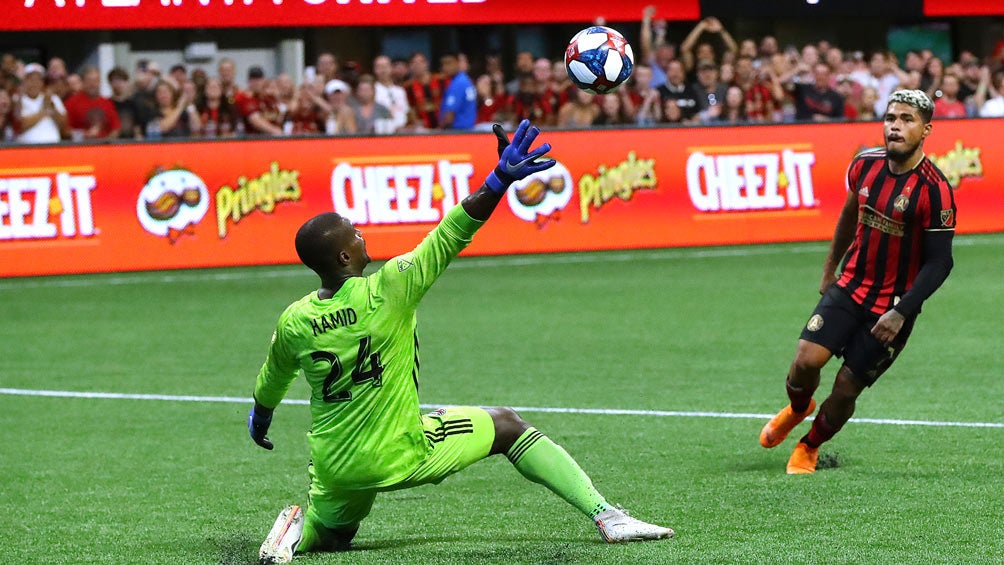 Josef Martínez en una jugada frente al portero Hamid durante el partido de Atlanta United ante DC United