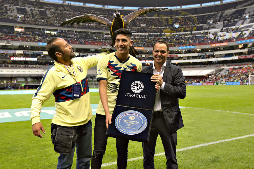 Edson Álvarez fue homenajeado en el Estadio Azteca antes de partir a Holanda