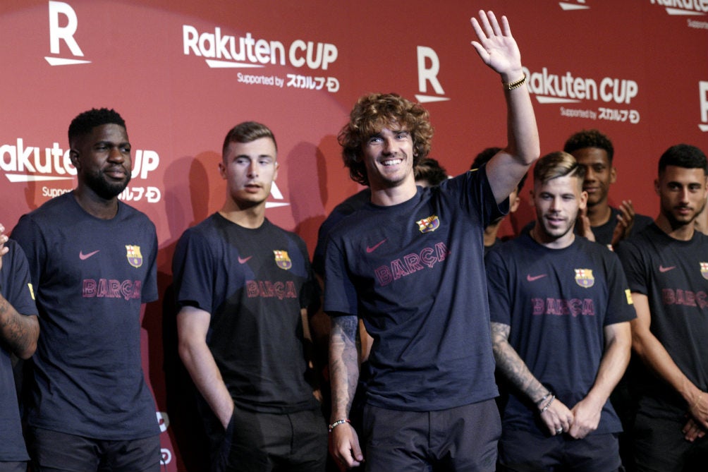 Antoine Griezmann saluda durante la presentación de la Rakuten Cup