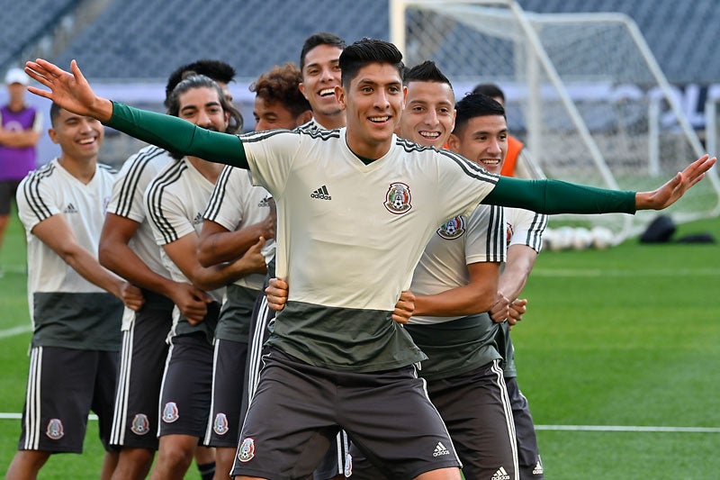 Edson Álvarez y Roberto Alvarado bromean durante práctica del Tri