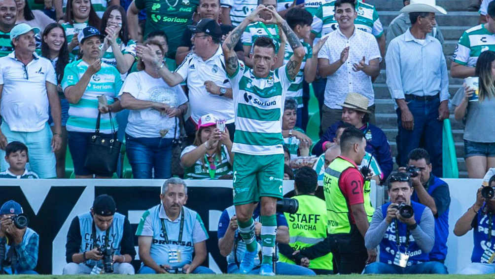 Brian Lozano celebra anotación con los Guerreros 