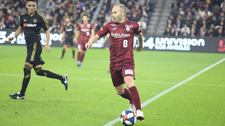 Andrés Iniesta, durante un duelo con el Vissel Kobe