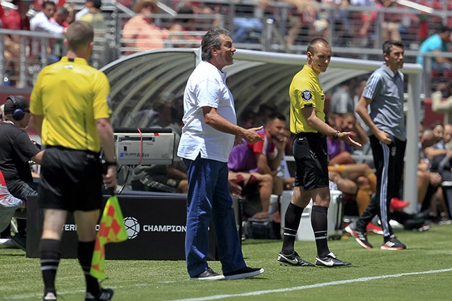 El Jefe reclama en el partido contra Benfica de la ICC