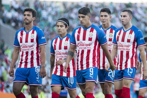 Jugadores de Chivas en lamento tras perder ante Santos