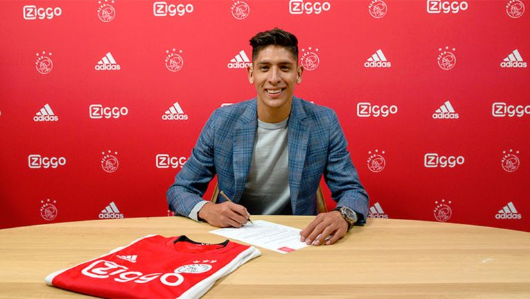 Edson Álvarez firma su contrato con el Ajax 