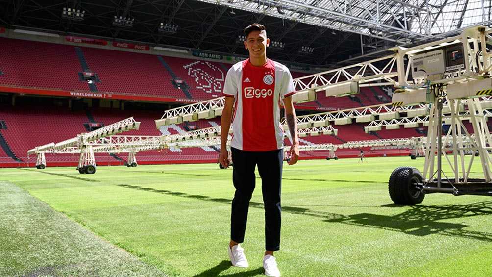 Edson Álvarez pisa el Johan Cruyff Arena