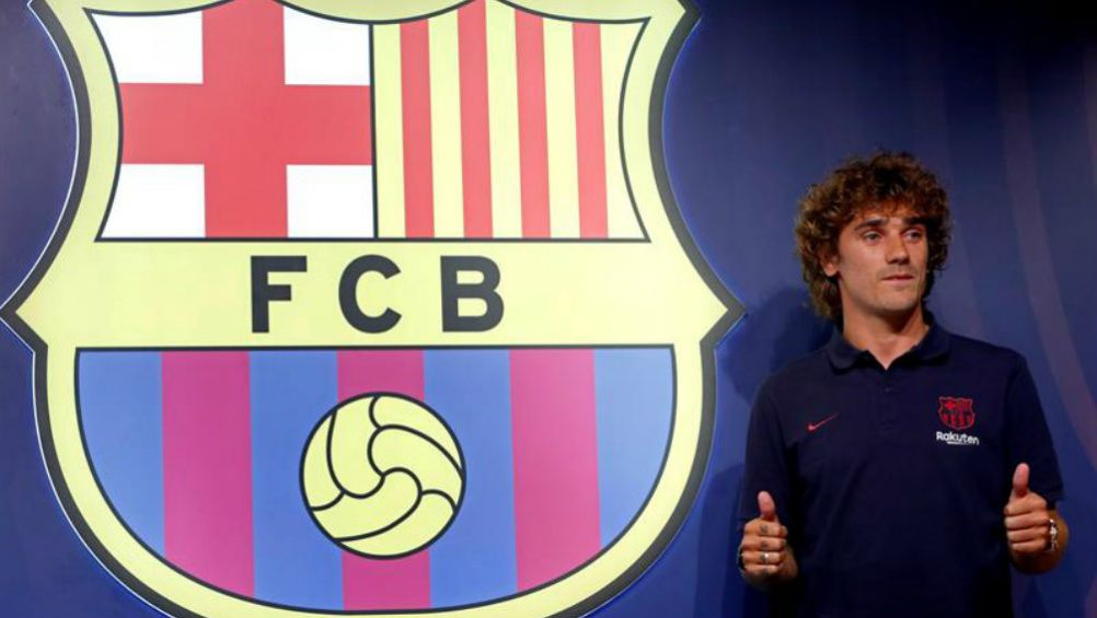 Griezmann posa con el escudo del Barcelona