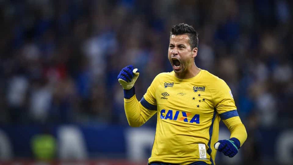 Fábio durante un partido con el Cruzeiro