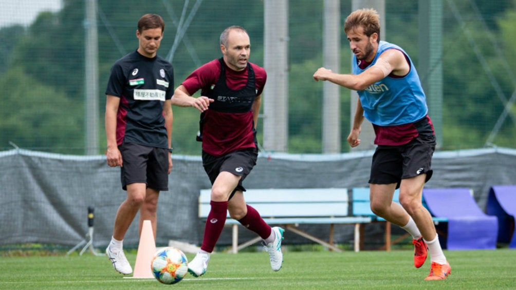 Iniesta, en una sesión con el Vissel Kobe