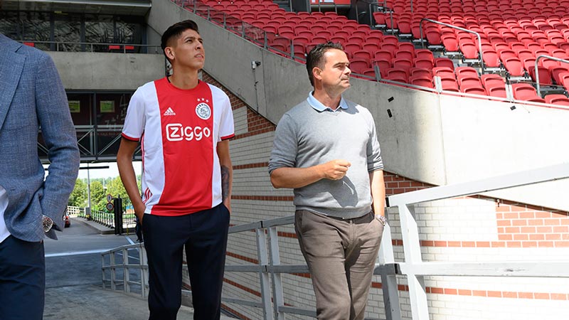 Edson Álvarez conoce el Johan Cruyff Arena