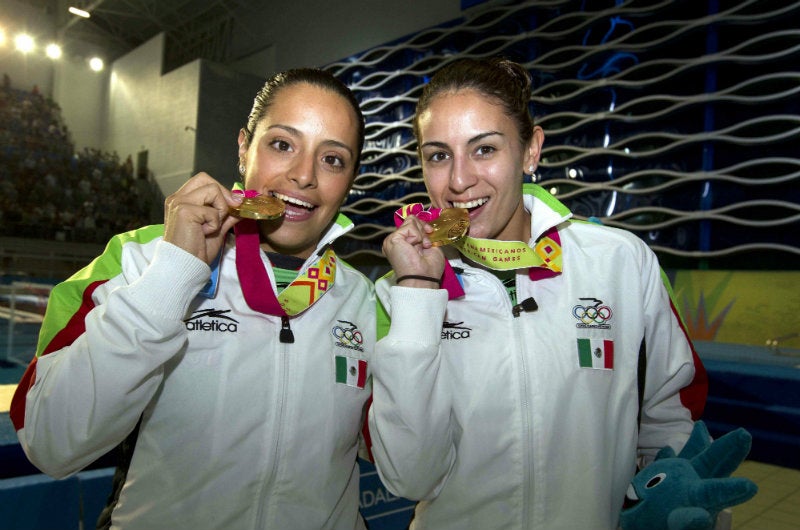 Paola Espinosa y Tatiana Ortiz con su medalla de Oro en Guadalajara 2011