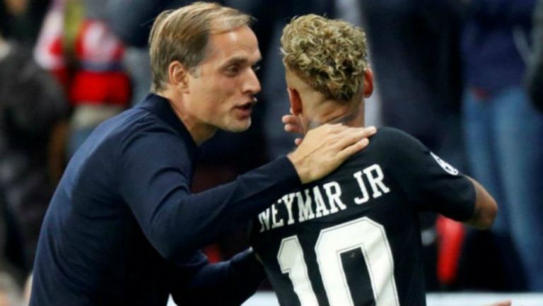 Thomas Tuchel habla con Neymar en un juego del PSG 