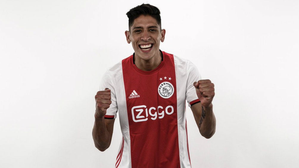 Edson posa con la playera del Ajax