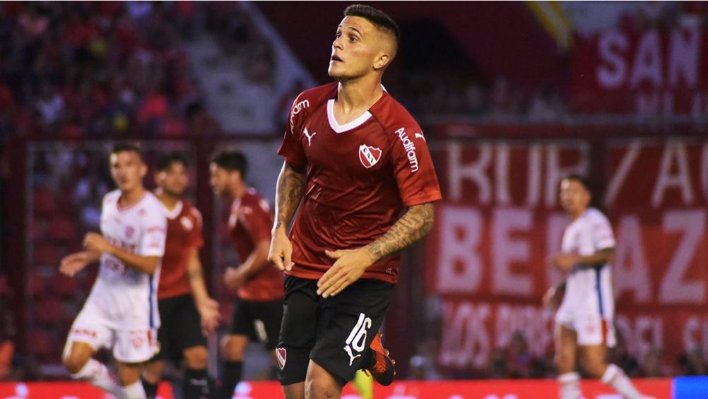 Fabricio Bustos en un partido con Independiente 