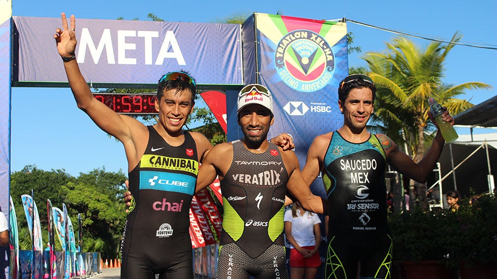 Participantes del Triatlón Xel-Há 2018 tras llegar a la meta