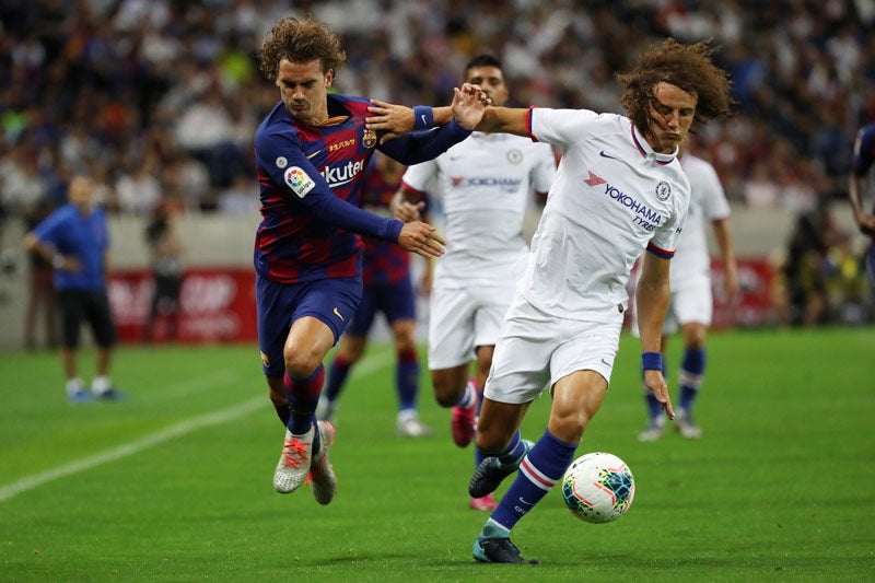 Griezmann y David Luiz pelean un esférico 