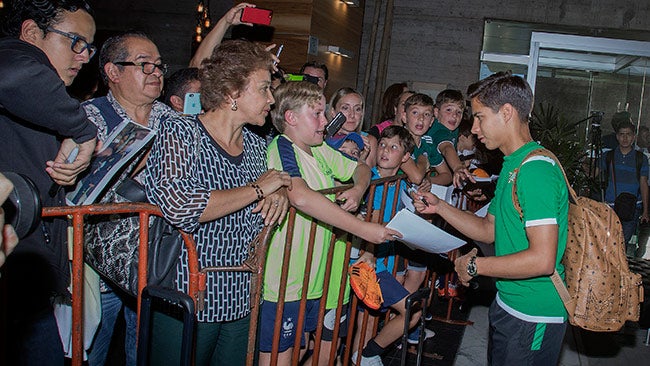 Lainez firma autógrafos a los aficionados