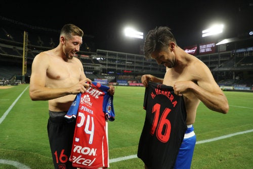 Momento en que Oribe intercambia su playera con Herrera 