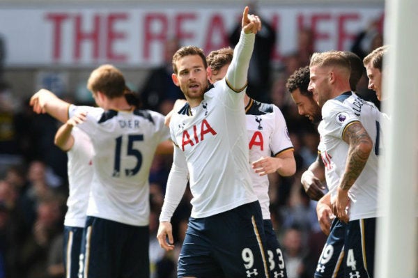 Vincent Janssen celebra anotación con los Spurs