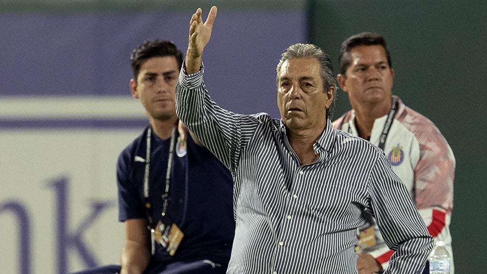 Tomás Boy reclama durante un partido de Chivas